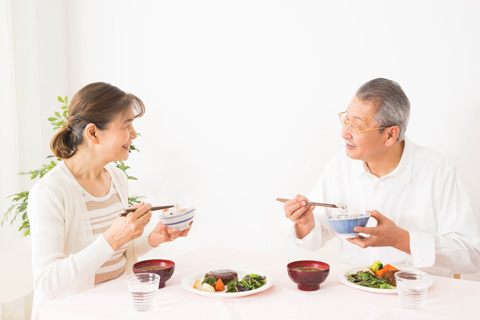 健康的な食事をする男女 写真